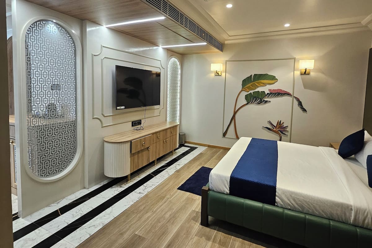 Laptop workspace, blackout curtains, free WiFi