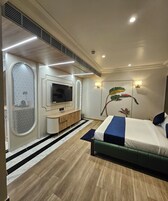 Premium Studio Suite | Egyptian cotton sheets, premium bedding, laptop workspace