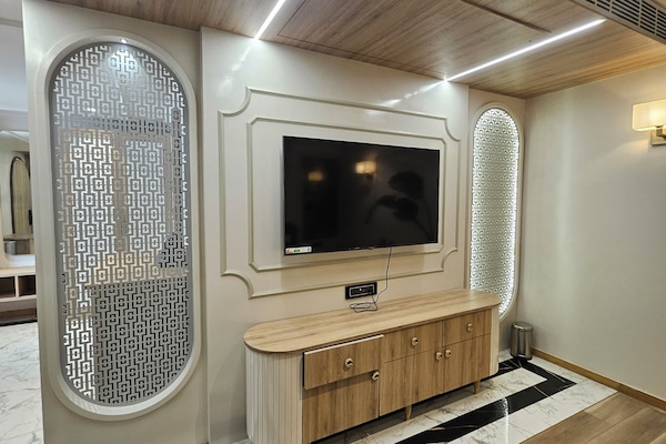 Premium Studio Suite | Laptop workspace, blackout drapes, free WiFi