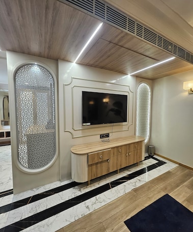 Premium Studio Suite | Laptop workspace, blackout drapes, free WiFi