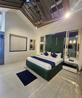 Comfort Cottage | Laptop workspace, blackout drapes, free WiFi