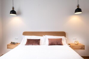 Tabla de planchar con plancha, wifi y ropa de cama 