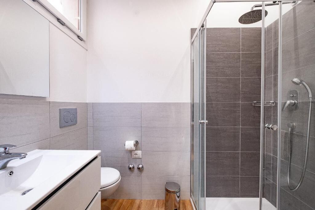 Douche, sèche-cheveux, bidet, serviettes fournies