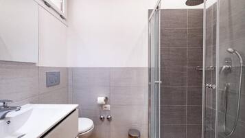 Douche, sèche-cheveux, bidet, serviettes fournies