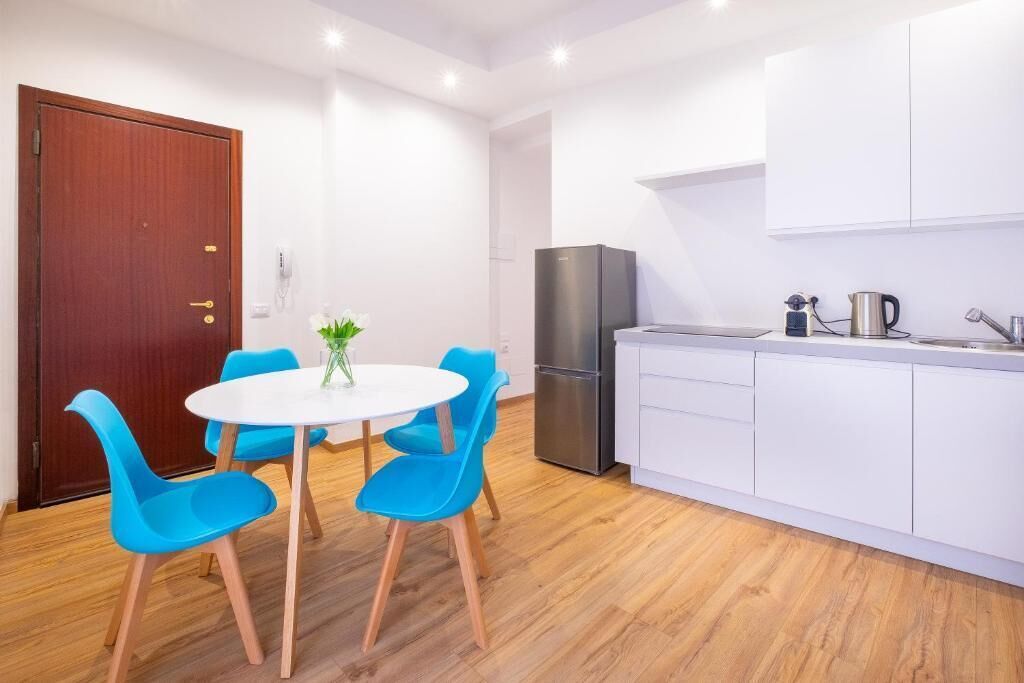 Microondas, placa de cocina, lavavajillas