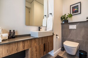 ヘアドライヤー、タオル、石鹸、トイレットペーパー