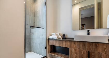 Luxury Studio Apartment in Menlyn Maine, free parking, 24/7 concierge - 137