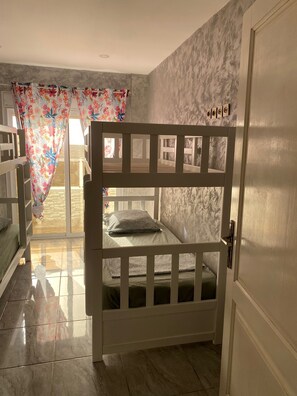2 habitaciones, acceso a internet y ropa de cama