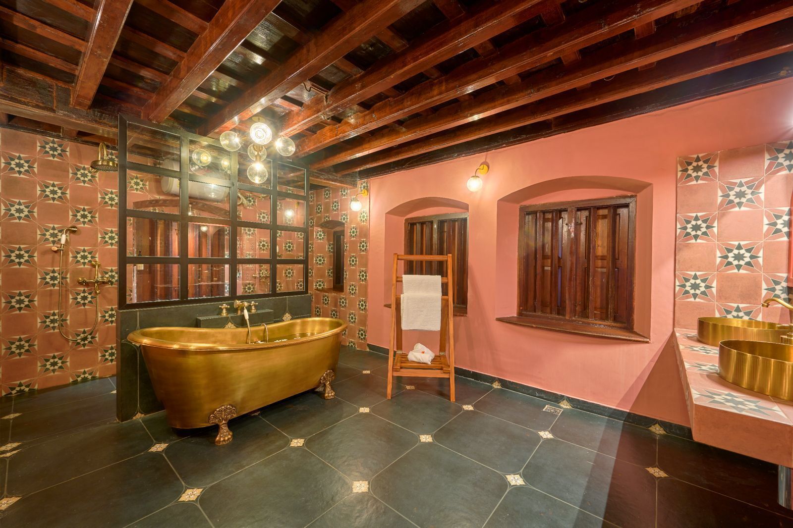 Dusche, kostenlose Toilettenartikel, Handtücher, Seife