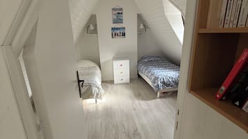 3 chambres, bureau, fer et planche Ă  repasser, draps fournis