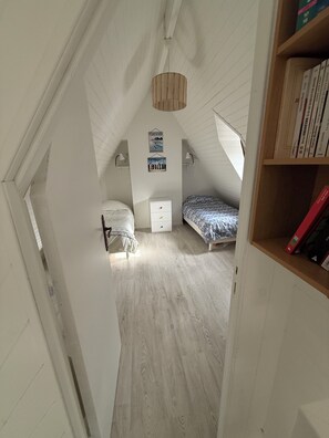 3 عدّة غرف نوم ومكتب ومكواة/لوح كي وملاءات أسرّة