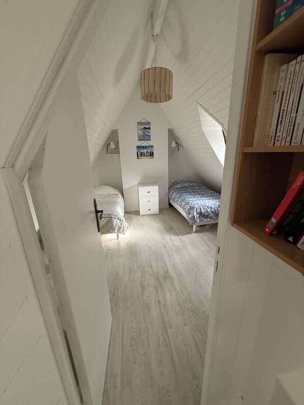 3 chambres, bureau, fer et planche à repasser, accès au Wi-Fi (inclus)