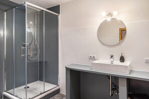 Dusche, Haartrockner, Handtücher