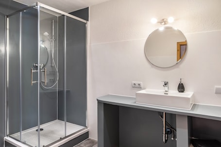 Shower, hair dryer, towels. Apartment 'Plaue' with Wi-Fi
