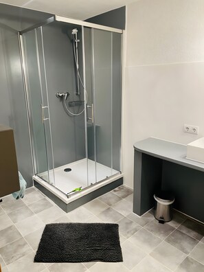 Dusche, Haartrockner, Handtücher