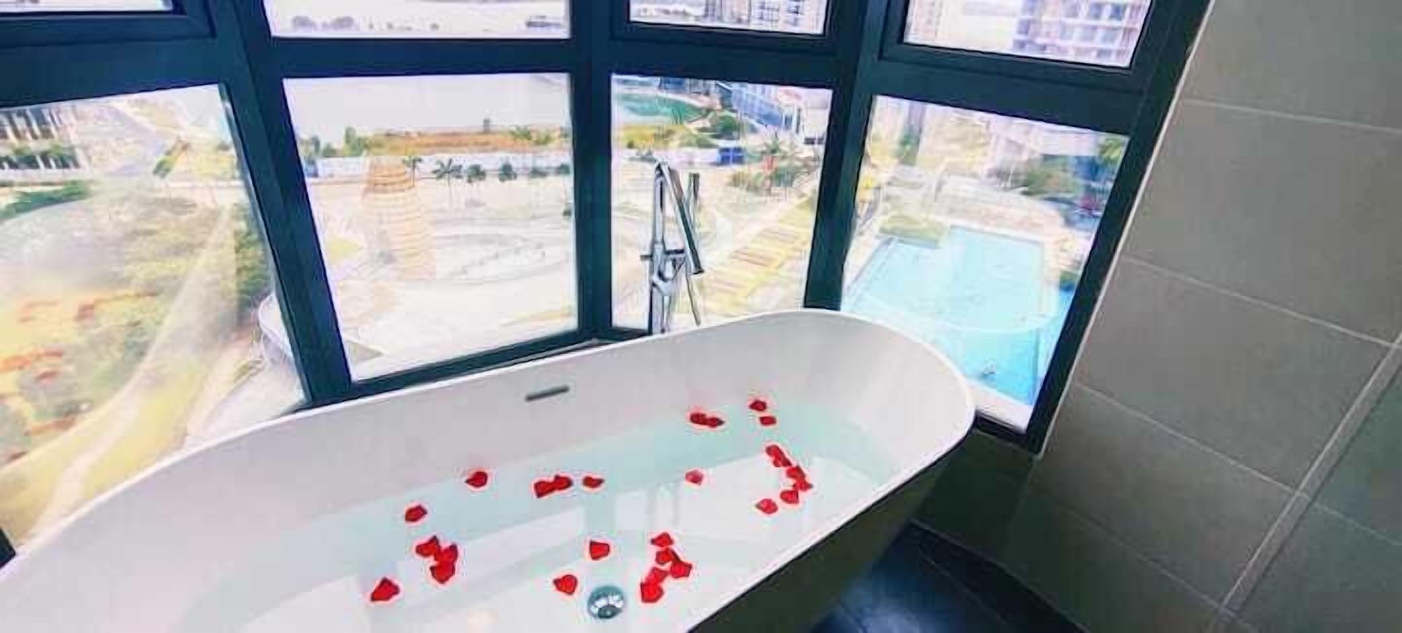 Deep-soaking bathtub