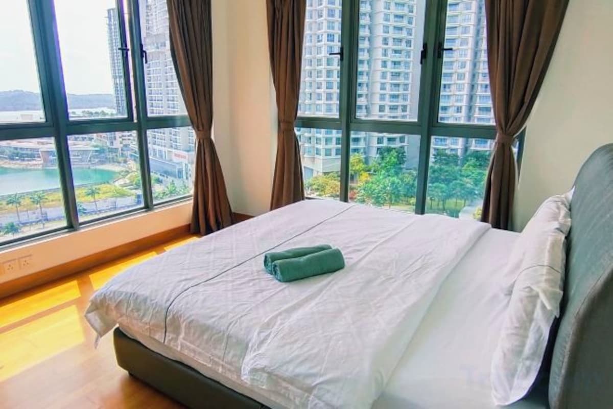 Iron/ironing board, WiFi (free)