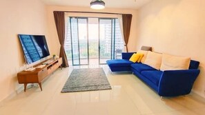 Basic Apartment, City View | Living area