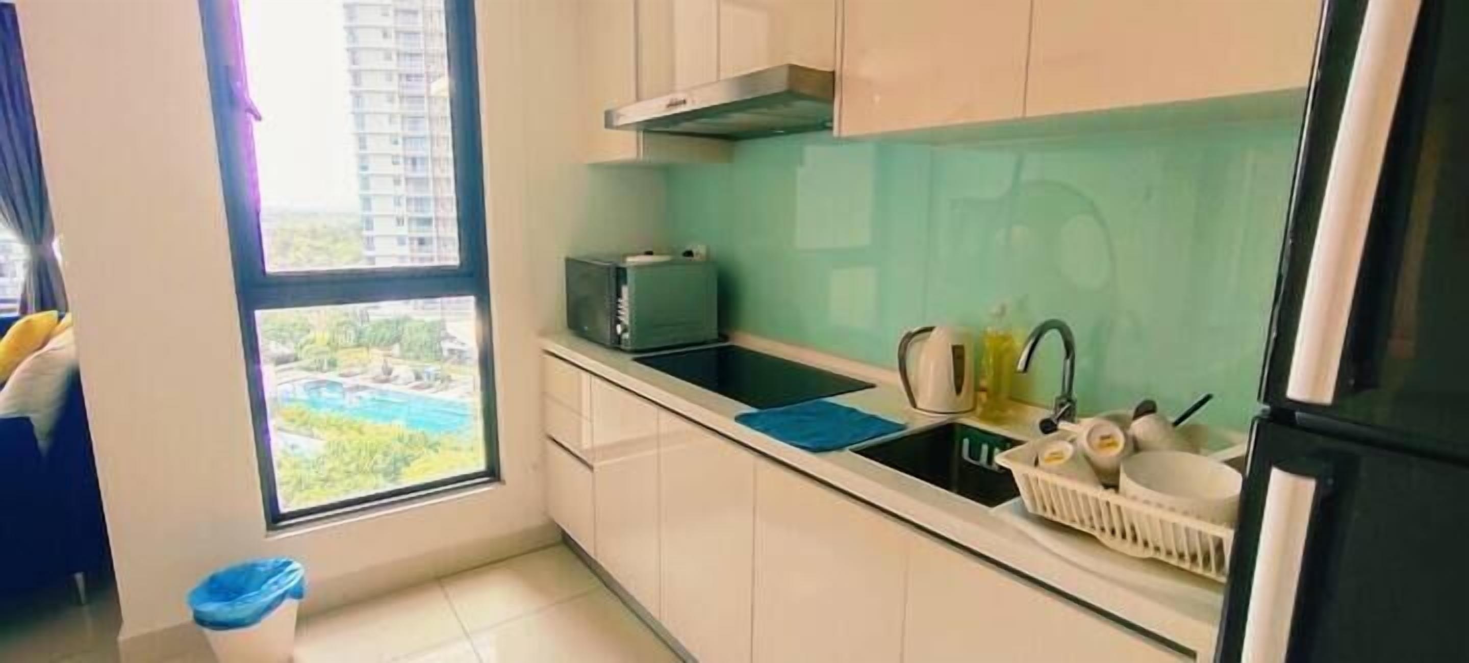 Microwave, stovetop, cookware/dishes/utensils