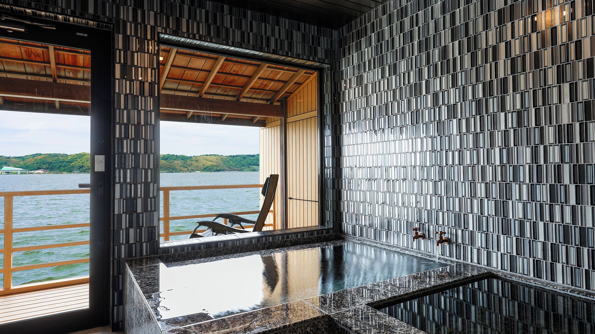 Deluxe Double Room, Balcony, Lake View | Bathroom