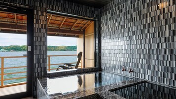 Habitación Deluxe doble, balcón, vistas al lago | Baño | Bañera y ducha independientes, secador de pelo, zapatillas y toallas