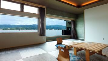 Luxury Suite, Lake View | In-room safe, blackout curtains, free WiFi