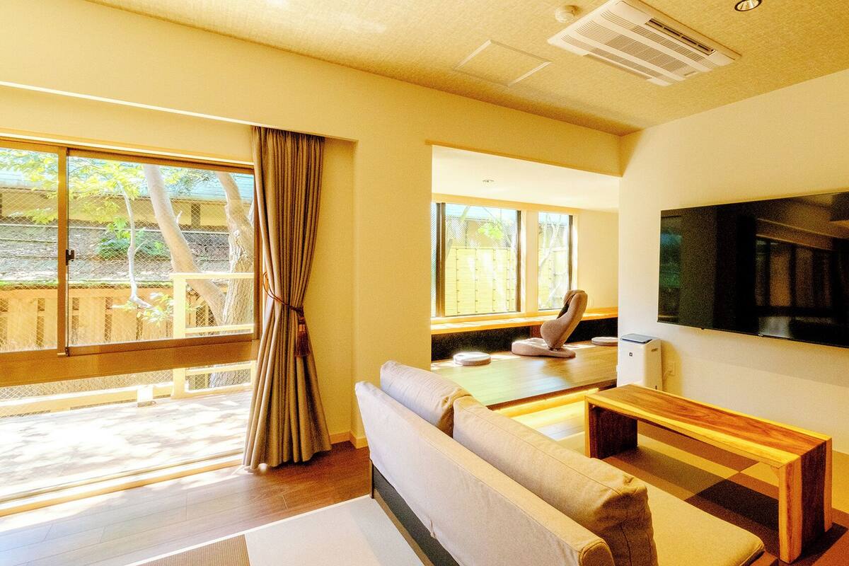 Suite Luxe, vue jardin | Coffres-forts dans les chambres, rideaux occultants, Wi-Fi gratuit