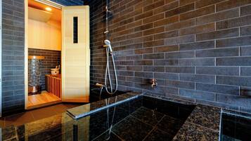 Suite ejecutiva, balcón, vistas al lago | Baño | Bañera y ducha independientes, secador de pelo, zapatillas y toallas