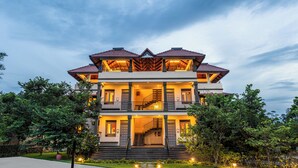 Mount View Elegant Suite with Sitout | WiFi (無料)
