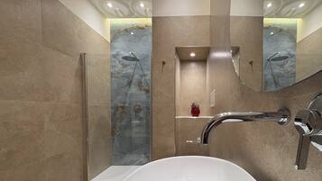 Un bagno moderno con doccia in vetro, uno specchio grande e una vasca da bagno indipendente.