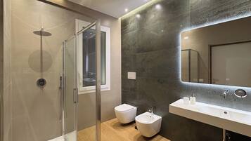 Chambre Double Deluxe, balcon, vue cour intérieure | Salle de bain