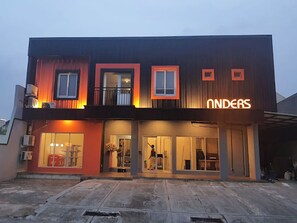 Vista frontal de la propiedad