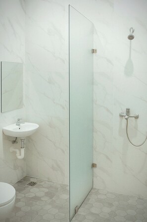 Shower, towels, soap, shampoo - Anders Permata Millenium (Curug)