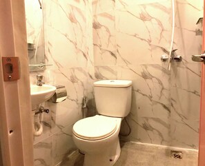 Habitación individual estándar | Baño | Ducha, toallas, jabón y champú