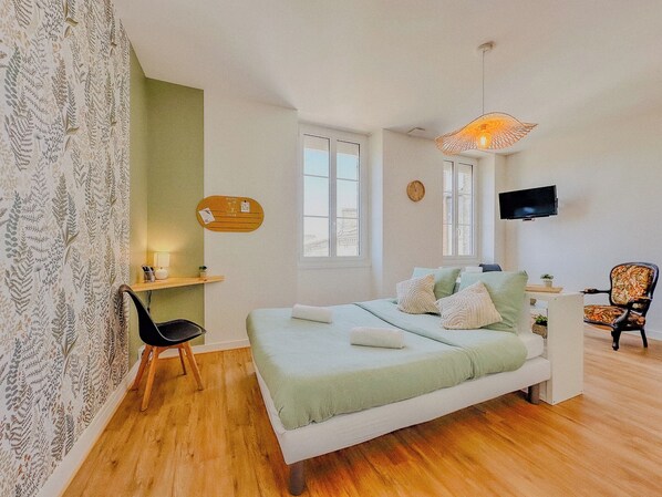 1 bedroom, desk, travel cot, free WiFi