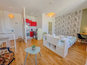 A modern apartment with a kitchen, dining area, and a living space. - Studio COSY - Bath & Netflix - Ideal couple (Pauillac)