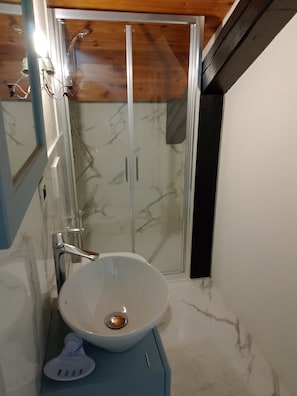 Sèche-cheveux, bidet, serviettes fournies, savon