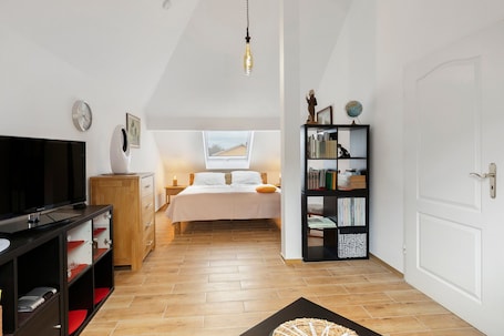 1 bedroom, WiFi, bed sheets. Apartment 'Potsdam' with Shared Garden and Wi-Fi
