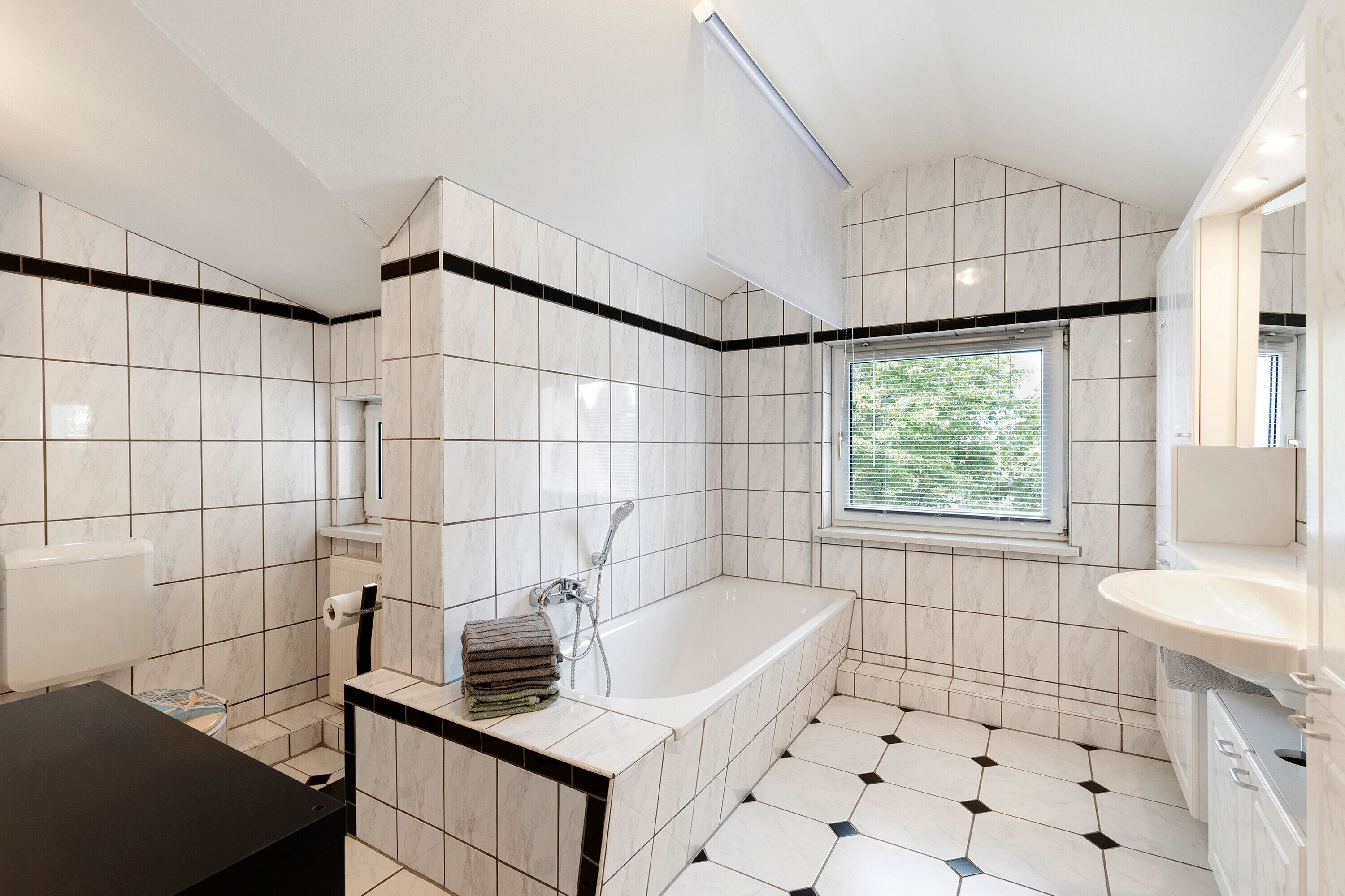 Douche, sèche-cheveux, serviettes fournies