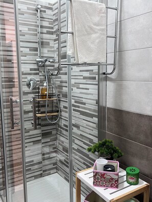 Shower, hair dryer, bidet, towels - Comfortable apartment 2 minutes from downtown and the Civitavecchia waterfront (Civitavecchia)