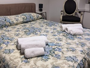 2 室のベッドルーム、アイロン / アイロン台、インターネット、ベッドシーツ