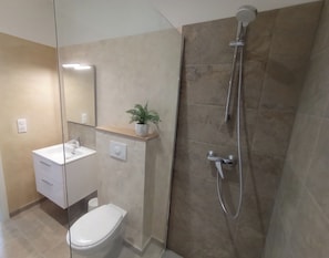 Secadora de cabello, toallas, jabón, papel de baño