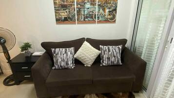 Room, 1 Bedroom, Accessible, Balcony | Ruang tamu