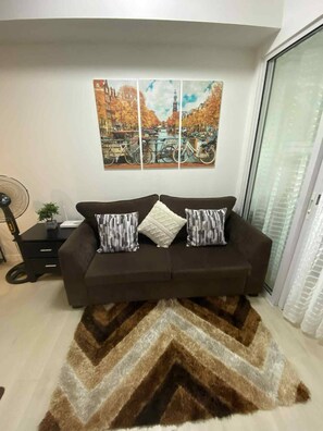 Room, 1 Bedroom, Accessible, Balcony | Living area