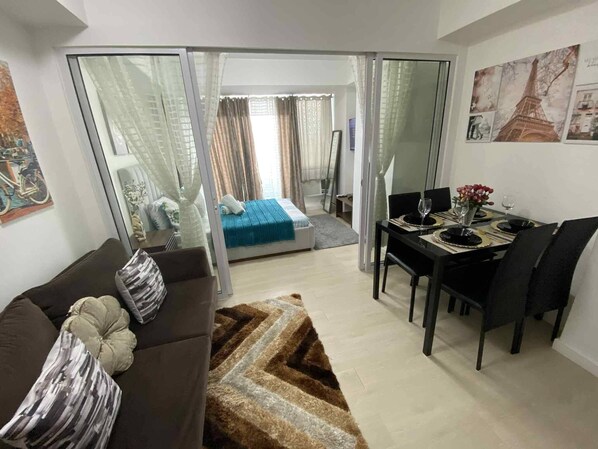 Room, 1 Bedroom, Accessible, Balcony | Living area