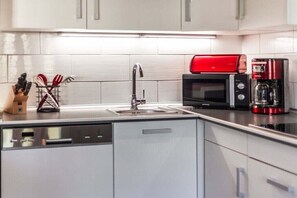 Køleskab, mikrobølgeovn, ovn, kogeplade