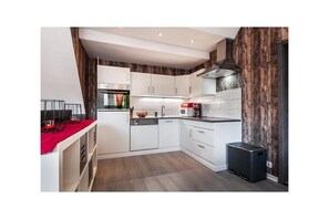 Réfrigérateur, four à micro-ondes, un four, surface de cuisson