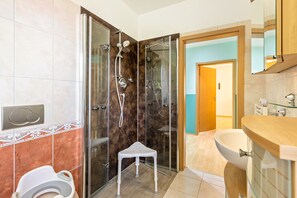 Douche, sèche-cheveux, serviettes fournies