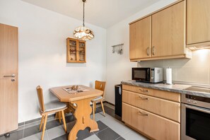 Jääkaappi, mikroaaltouuni, uuni, liesi