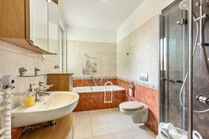 Shower, hair dryer, towels - Apartment '2 Zimmer 69 Qm' with Shared Terrace, Shared Garden and Wi-Fi (Mittenwalde)